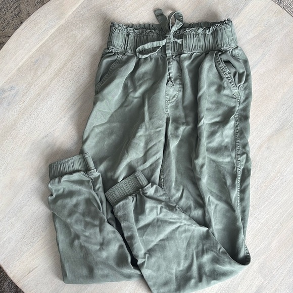 SO Pants - SO woman’s high rise joggers light green with pockets- super soft & comfortable